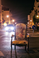 Fototapeta na wymiar fauteuil ancien au milieu de la rue avec taches de sang