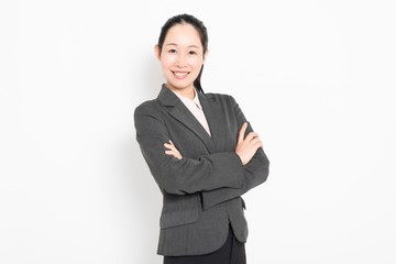 腕組みをする女性