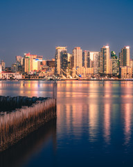 Obraz premium Panoramę San Diego o zmierzchu z odbiciem