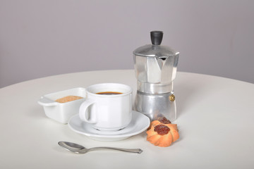 Fototapeta na wymiar tradycyjny włoski ekspres do kawy filiżanka biała z kawą i ciasteczka