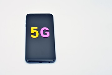 Teléfono móvil con un cinco y una g, sobre fondo blanco