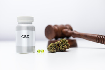 Medizinisches Cannabis, Cbd Öl Kapseln, Tablettendose und Richterhammer