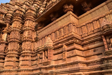 インドのカジュラーホー　世界遺産のカジュラーホー寺院　ヒンドゥー教の物語を表した繊細な彫刻　エロチックな天女像や男女交合像