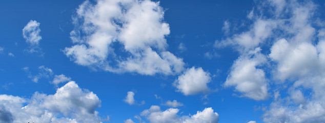 Hintergrund Design, hellblauer Himmel, weiße Wolken