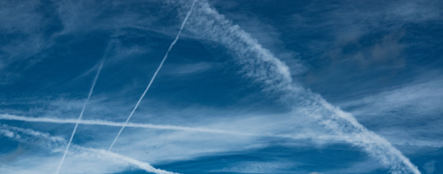 Hintergrund Bild - Kondensstreifen am blauen Himmel