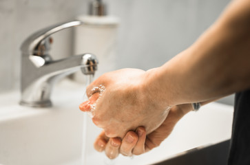 Several movements to keep your hands clean and virus free