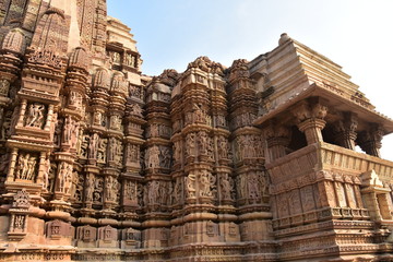 インドのカジュラーホー　世界遺産のカジュラーホー寺院　ヒンドゥー教の物語を表した繊細な彫刻　エロチックな天女像や男女交合像
