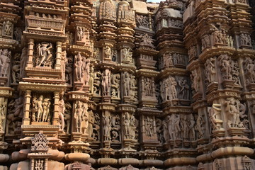 インドのカジュラーホー　世界遺産のカジュラーホー寺院　ヒンドゥー教の物語を表した繊細な彫刻　エロチックな天女像や男女交合像 - obrazy, fototapety, plakaty