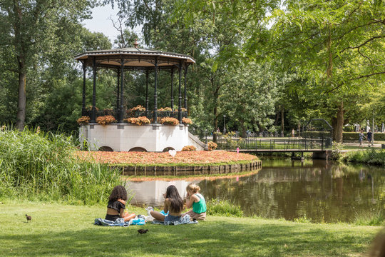 Picnic next to pond in Amsterdam