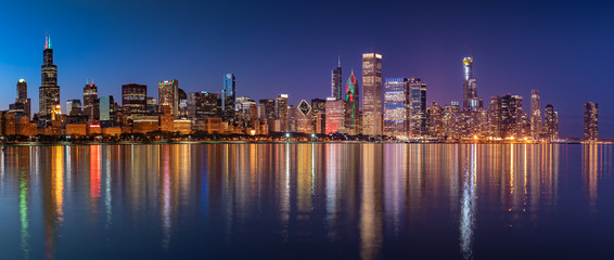 Fototapeta na wymiar Chicago Skyline Cityscape at night with lake in front and blue sky with cloud, Chicago, United state.