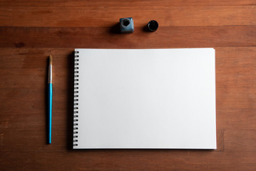 Cuaderno y pincel con tinta china