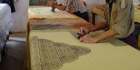 Fototapeta na wymiar ブロックプリントで有名なインドのバルメル（barmer）にあるファクトリー。 手彫りの木版を使って布にインクを押し付けていくインドの伝統工芸