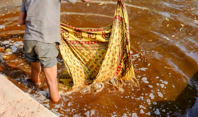 ブロックプリントで有名なインドのバルメル（barmer）にあるファクトリー。 手彫りの木版を使って布にインクを押し付けていくインドの伝統工芸