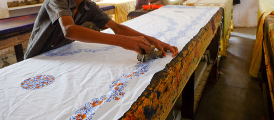 ブロックプリントで有名なインドのバルメル（barmer）にあるファクトリー。 手彫りの木版を使って布にインクを押し付けていくインドの伝統工芸