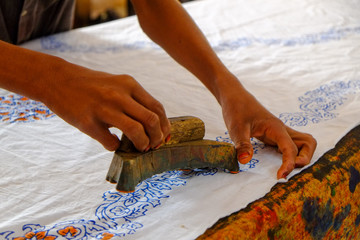 ブロックプリントで有名なインドのバルメル（barmer）にあるファクトリー。 手彫りの木版を使って布にインクを押し付けていくインドの伝統工芸