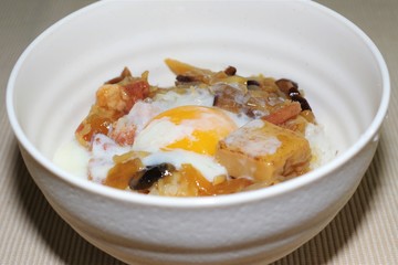 インスタントのすき焼き丼をご飯にかけて温泉卵をトッピング