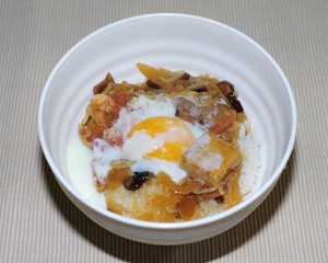 インスタントのすき焼き丼をご飯にかけて温泉卵をトッピング
