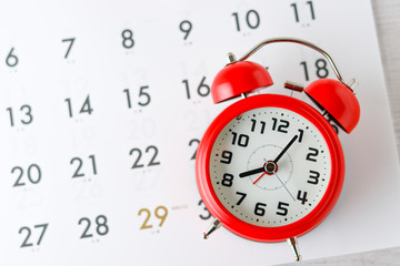 カレンダーと赤色の時計