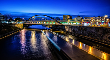 Fototapeta na wymiar Noltemeyerbrücke Hannover bei Nacht