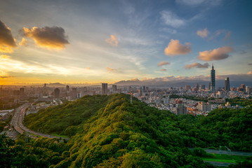 Fototapeta premium panoramic view of taipei city at night