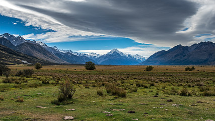 The beautiful landscape of the southern island of New Zealand is a mountain range of lake forests.