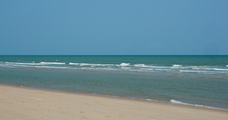 Fototapeta premium Blue sky ocean and beach