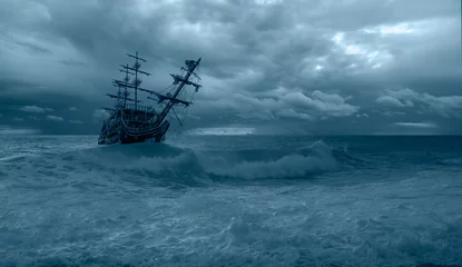 Gordijnen Zeilend oud schip in een stormzee op de achtergrond stormachtige wolken © muratart