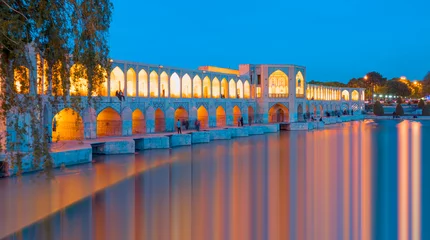 Lichtdoorlatende gordijnen Khaju Brug Mensen die in de oude Khaju-brug rusten bij schemerblauw uur - Isfahan, Iran