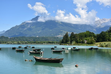 Fototapeta na wymiar Lago panorama con barche tipiche del veneto