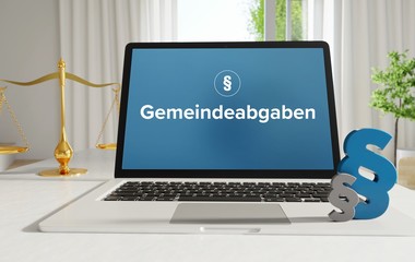 Gemeindeabgaben – Recht, Gesetz, Internet. Laptop im Büro mit Begriff auf dem Monitor. Paragraf und Waage.