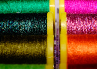 Macro scattata a dei rocchetti di filo.