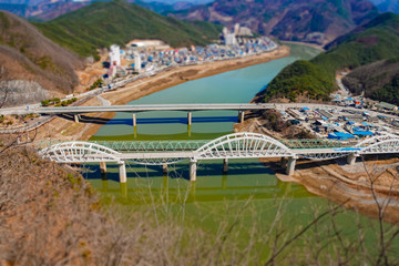 산과 강 사이 마을