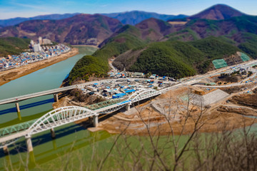 산과 강 사이 마을