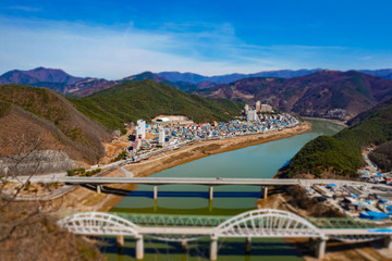 산과 강 사이 마을