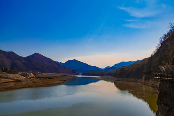 푸른 하늘과 강