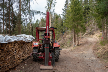 OLDTIMER TRAKTOR . HOLZSPALTER . WOOD SPLITTER