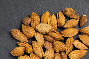 amandes non pelées sur la table