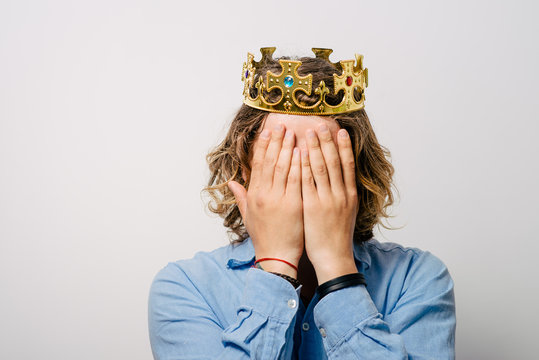 the guy with the crown closed her eyes