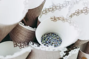 Poster Lavendelzaadjes in kegels om aan het einde van de huwelijksceremonie te gooien © PicsArt