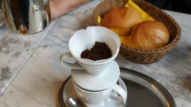 Kaffee aufbr&uuml;hen mit Filter