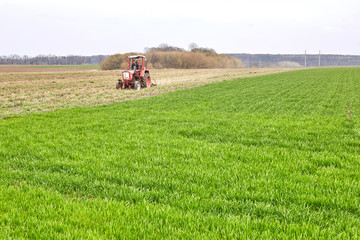 Obraz premium tractor spraying pesticides on soy bean