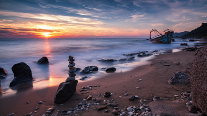 Korfu. Sonnenuntergang und Schiff. Horizont und Romantik m Strand.