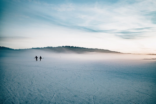 Zwei Personen beim Schlittschuhlaufen auf dem zugefrorenen Oslo Fjord