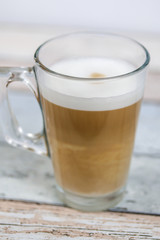 tasse de cappuccino sur un fond en bois