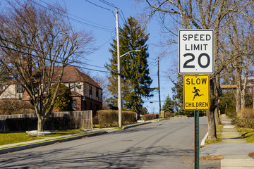 Road sign displaying 20 mph speed limit warning - obrazy, fototapety, plakaty