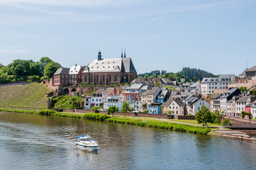 Saarburg, Saar, Fluss, Flussschifffahrt, Leukm&uuml;ndung, Laurentiuskirche, Leuckbach, Stadt, Altstadt, Weinstadt, Weinberge, Rheinland-Pfalz, Deutschland