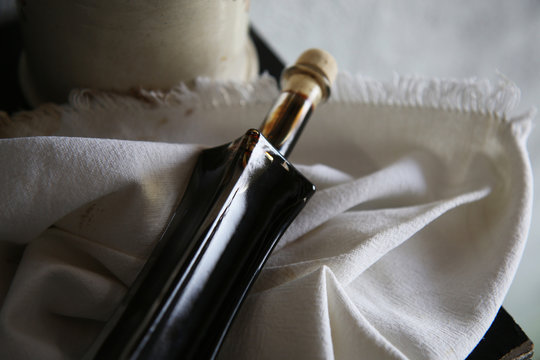 Bottiglia di aceto balsamico tipico di Modena in acetaia, primo piano