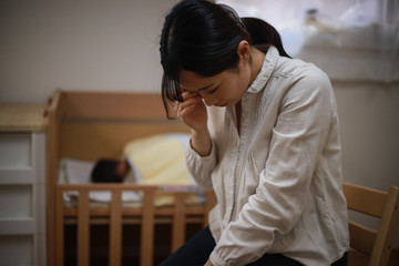子育てに悩む母親