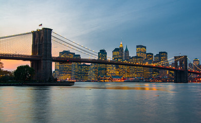 Fototapeta na wymiar Brooklyn Bridge at dusk with Manhattan in the background