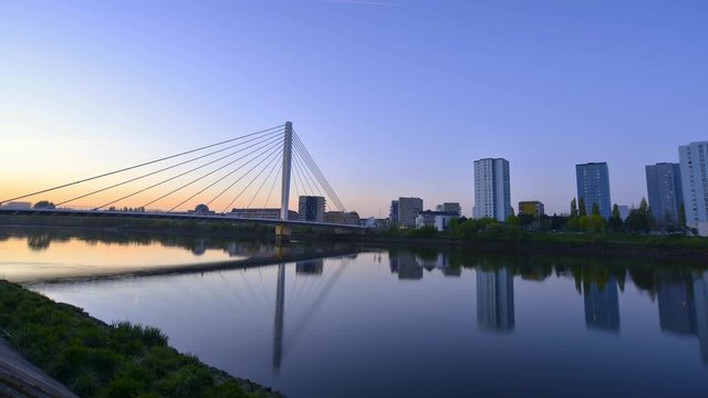 pont au milieu de la ville de Nantes au levée du jour sur un cile clair